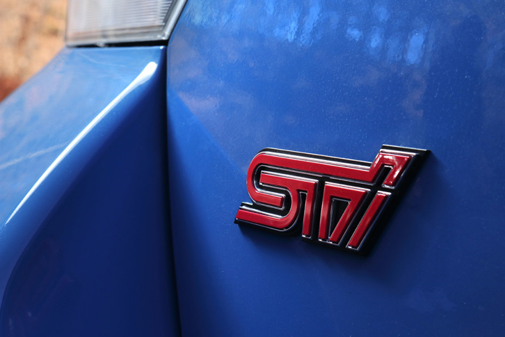 テールゲートに装着された、チェリーピンクの「STI」バッジ。