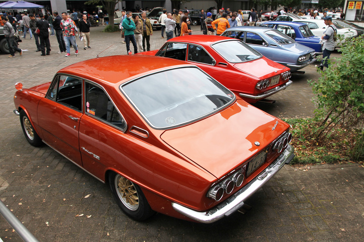 3台並んだ「いすゞ・ベレット1600GTファーストバック」（正式車名が“ファストバック”ではなく“ファーストバック”。いすゞ車オンリーのミーティングで2台並んだ光景は見たことがあるが、3台そろったのは初めて見た。