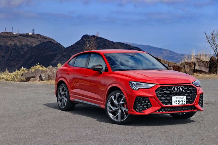 新型「RS Q3」の登場と同時に設定されたSUVクーペタイプの「スポーツバック」。後ろ下がりのルーフラインが美しい。