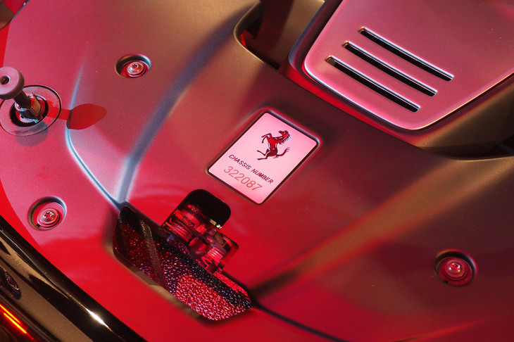 フェラーリ849テスタロッサ（エンジンルームのエンブレム）