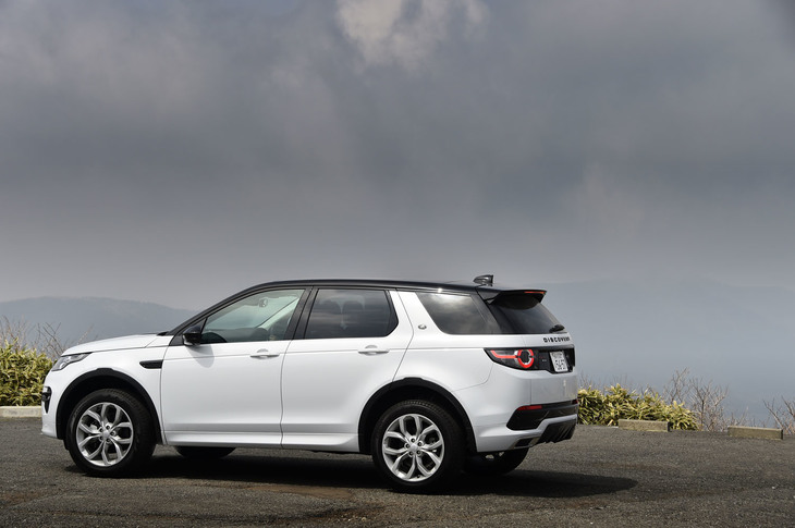 2017年11月に受注が開始された、2018年仕様の「ディスカバリー スポーツ」。従来のパワーユニットに代えて「インジニウム」と名付けられた新世代のガソリンエンジンとディーゼルエンジンが採用されている。