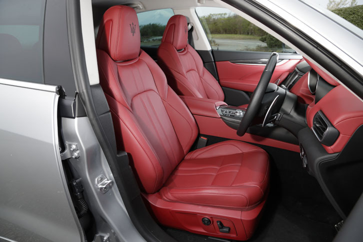 シートもオプションの「フルプレミアムレザー」仕立てで、12wayの電動調整機能が備わる。ヘッドレストにはマセラティのエンブレムが縫い取られている。