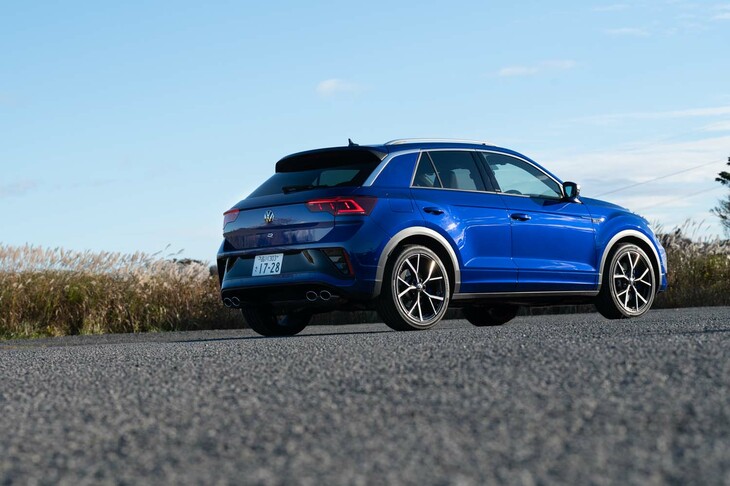 スタンダードモデルとは異なり、リアに4リンク式サスペンションを装備。電子制御式ダンパー「DCC」も備わっている。