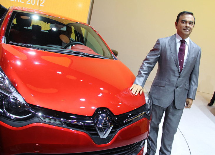 2012年パリモーターショーで。このショーで初公開となった4代目「ルノー・クリオ」とともに。