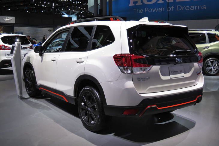 「スバル・フォレスター スポーツ」のリアビュー。“モダンキュービックフォルム”で、SUVらしいたくましさや躍動感が表現されている。