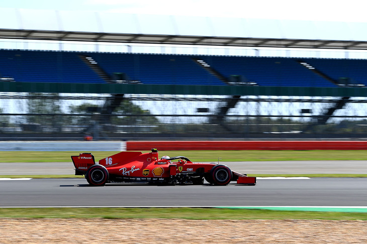 苦戦が続くフェラーリは、シャルル・ルクレール（写真）が予選8位と中団に埋もれるも、ミディアムからハードに変える1ストップ作戦を成功させて4位フィニッシュ。今季の遅いマシンでも着実にポイントを稼いでおり、5戦を終えてドライバーズランキング4位につけている。一方のセバスチャン・ベッテルはスランプ真っただ中で、予選でQ3に出られず12位、ライバルのペナルティーで11番グリッド。レースではスタート直後にスピンして最後尾に落ち、結果12位。レース中、タイヤ交換のタイミングが悪く渋滞の中に戻されたことでチームに盾突くシーンも見られた。（Photo=Ferrari）