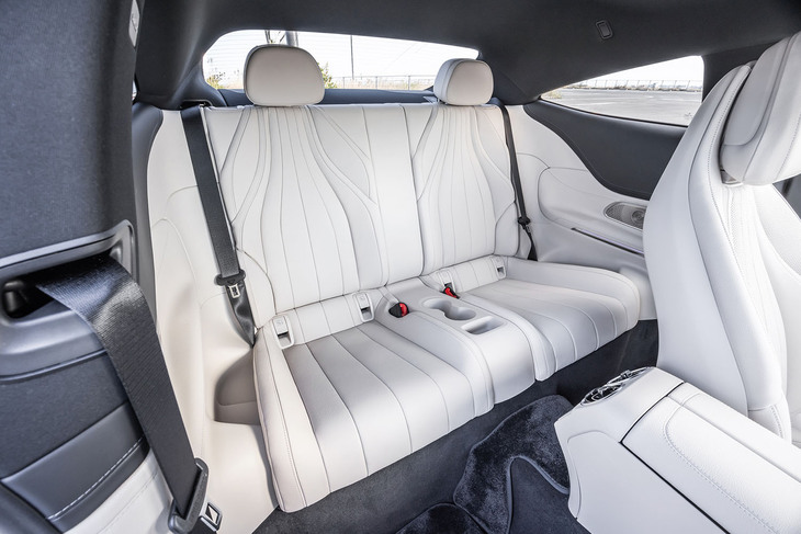 リアシートは2人掛けで、乗車定員は4人。ショルダールームは「Eクラス クーペ」よりも54mm拡大された。左右それぞれに小物入れが、シートセンターに小物入れとカップホルダーが配置されている。