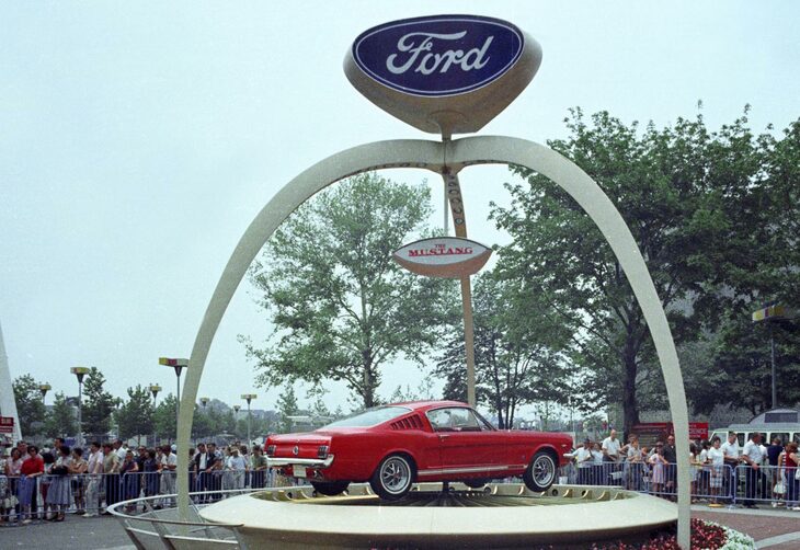 フォードのファクトリーフォトから。1964年のニューヨーク万国博覧会で世界初公開された1965年モデルイヤーの「マスタング」。