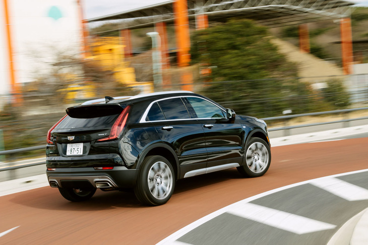 「XT4」のドライブトレインにはリアトルクベクタリング機構が備わっており、高いコーナリング性能を実現。FF走行時の燃費を抑えるべく、ATの後方にはディスコネクトクラッチを装備している。