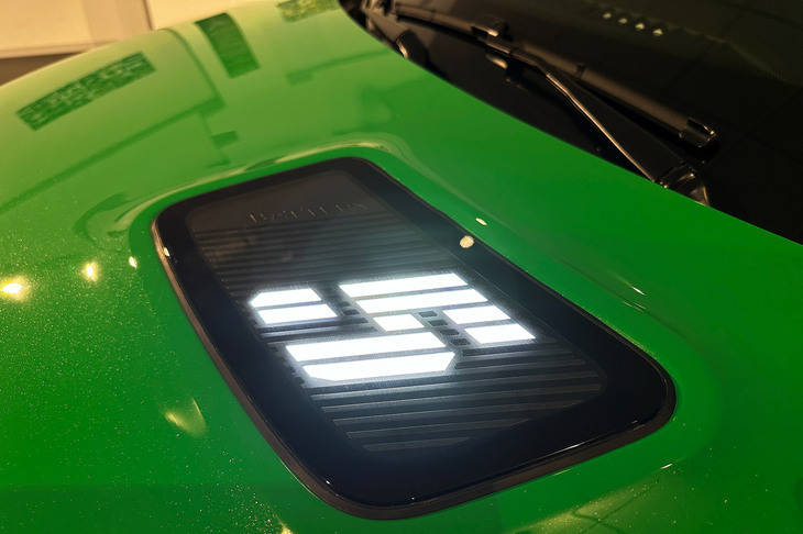 フロントフードの「5」の文字は、ドアを開けるたび点灯する。