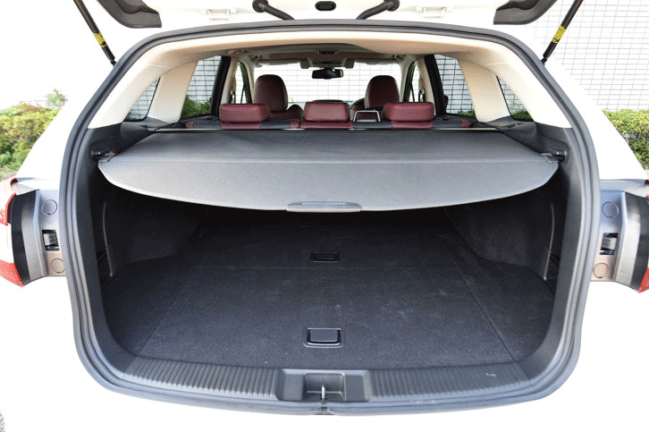 荷室の容量は、5人乗車時で522リッター。後席の背もたれを前方に倒すことで、さらに拡大できる。（画像をクリックすると荷室のアレンジが見られます）