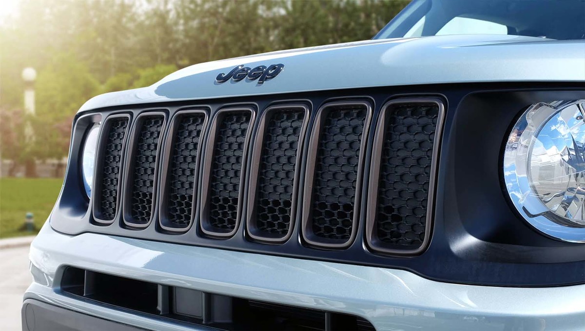 レネゲード8 エコなイメージをまとう特別な「ジープ・レネゲード4xe」限定発売