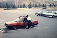 初めて自分のカネで買った愛車「日産サンタナXi5 DOHCアウトバーン（5段MT）」。写真の左が筆者。微妙に逆スラントしたフロントフェイスに萌えた。