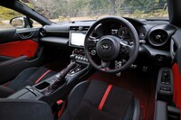 今回の改良では、ステアリングホイールにハンズフリースイッチを新採用。走行中のハンズフリー通話を可能にした。