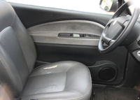 室内を見る。シートは破れ、ドアトリムや床は汚れている。2017年7月撮影。