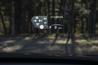 ヘッドアップディスプレイにその時々に応じたステアリングスイッチの機能が表示される。こちらは左側。