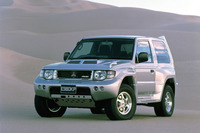 増岡氏の言う“パジェロ エボ”とは、1997年に発売された「パジェロ エボリューション」のこと。改造制限が強化される1998年のダカールラリーの規定に対応したモデルで、通常のパジェロより足まわりを大幅に強化。最高出力280PSの3.5リッターV6 DOHCエンジンを搭載していた。