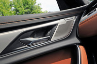 オプションのMERIDIANサラウンドサウンドシステムにはノイズキャンセリング機能が搭載されており、これも静粛性の高さに寄与していたと思われる。