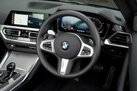 「Mスポーツステアリングホイール」を標準装備。ハンズオフ機能付き運転支援システムが備わっていないため、「3シリーズ」と比べると左のステアリングスイッチが少し簡素。