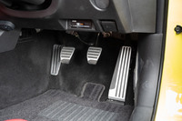 アクセル／ブレーキ／クラッチペダル（MT仕様のみ）には、全車共通でアルミペダルを採用。アクセルは踏み込み時に“逃げる”ことのないオルガン式だ。