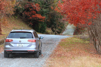 最低地上高は「パサートヴァリアント」よりも30mm高い160mm。多少のラフロードであっても気にせず乗り入れられるのが頼もしい。