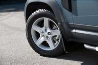 試乗車は20インチの「グッドイヤー・ラングラー オールテレインアドベンチャー」タイヤを履いていた。18インチから20インチの間で選べるほか、ホイールデザインも全9種類と豊富。