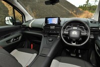 内装は商用バンが出自であることを少し感じさせるが、ダッシュボードのリボン調装飾などによってオシャレ感を演出。カーナビはオプションになるものの、「Apple CarPlay」などが使える8インチのタッチスクリーンは標準装備。