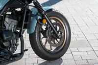 タイヤサイズは前が130/90-16、後ろが150/80-16。試乗車にはiRCのクルーザー向けバイアスタイヤが装着されていた。