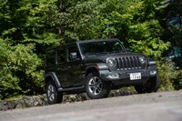 4代目にあたるJL型「ジープ・ラングラー」は2017年のロサンゼルスモーターショーでデビュー。試乗車は5ドアモデル「アンリミテッド」の上位グレード「サハラ」の2リッターターボ車で、車両本体価格は599万円。