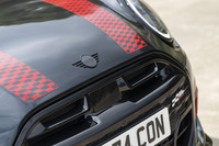 フロントフェイスでは、ハイグロスブラックのグリルフレームや「JOHN COOPER WORKS」のチェッカードフラッグロゴが目を引く。