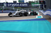 前戦エミリア・ロマーニャGPで今季2度目の入賞となる7位でゴールしたアルファタウリの角田裕毅（写真前）。新コースのマイアミでは初日こそ下位で苦しんだものの、2日目になると盛り返し、プラクティスで11位、そして予選では今季初のQ3進出で9位を得た。だがレースではペースが伸びず、スタートで10位、その後もズルズルと後退してポイント圏外に。ライバルの脱落でポジションを上げたものの入賞ならず、12位完走となった。チームメイトのピエール・ガスリーは、予選7位から上位をキープするも、フェルナンド・アロンソに当てられてマシンの一部が破損。その影響でコーナーを曲がることができなくなり、スロー走行中にランド・ノリスが接触しリタイア。（Photo=Getty Images / Red Bull Content Pool）