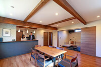 2階はご覧のようなすてきなスペース。ガレージ同様の雰囲気がある。秋元さんから奥さまへの“プレゼント”だ。