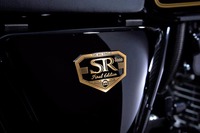 「SR400ファイナルエディション」とともに販売される1000台の限定車「SR400ファイナルエディション リミテッド」（74万8000円）のサイドカバー。この血筋を受け継ぐモデルは再びつくられるだろうか。