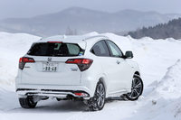 今回の試乗車は「ヴェゼル ハイブリッドZ・Honda SENSING＜4WD＞」をベースにホンダクセスの純正アクセサリーを装着したモデル。エクステリアは、専用フロントグリル＆バンパーやテールゲートスポイラーなどがセットになった「プレミアムエアロスタイル」でドレスアップされ、足まわりには「Moduloサスペンション」が装着されていた。