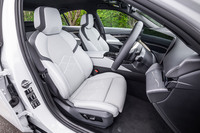 オプションの「エクスクルーシブメリノレザーパッケージ」が選択された今回の試乗車では、「シルバーストーンII×アトラスグレー」のコンビ表皮カラーを採用する「BMWインディビジュアルレザーメリノ」シートに、アクティブベンチレーションが内蔵されていた。