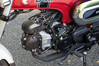 エンジンは「モンキー125」などでおなじみの、排気量123ccの空冷単気筒SOHC。力強い走りに加え、WMTCモードで65.7km/リッターという燃費性能も自慢だ。