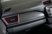 インテリアでは、ダッシュボードを飾るカーボン調のフィニッシャーも「リーフNISMO」の特徴となっている。