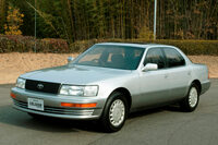 1989年に登場した初代「セルシオ」。海外では姉妹車の「レクサスLS」が大ヒットを記録し、欧米メーカーの高級車づくりに多大な影響を与えた。