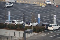 屋外の駐車場に並べられた試乗車。ジープのPHVや「ランチア・イプシロン」「フィアット・パンダ」のマイルドハイブリッド車も、このショールームで取り扱っている。