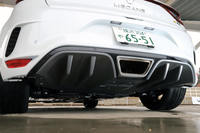 センター1本出しのマフラーを囲むように、好戦的な造形のリアディフューザーが装着されている。