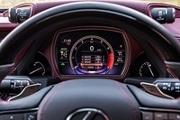 8インチの液晶パネルを使用するメーター。メインスイッチを入れると、3Dのアニメーションで「LS」の文字を表示する。メーターフード左に配置されたドライビングモード切り替えスイッチと連動し、各モード専用のデザインが表示される。