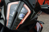 「1290スーパーアドベンチャー」シリーズに装備されるLED式ヘッドランプ。縦長で、かつ中央部で左右に分断された独特のデザインをしている。