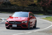 初代より、全幅および前後トレッド幅が大きく拡大した2代目「CLA」。FFプラットフォームを用いたメルセデスの中では、最もスポーティーなモデルと紹介されている。