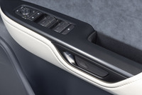 ドアのラッチは電子制御式。プルハンドルに手をかけて親指を押し込むだけで開けられるのがスマートだ。