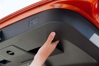 新型で気になったのは、テールゲートを閉めるときにつかむ取っ手が、逆手でしか使えないこと。とはいえ、これくらい“重箱の隅”レベルでしか不満のないクルマの出来栄えだった。