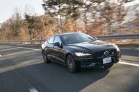 ブランドの電動化宣言後、初のコンプリートカーとして登場した「S60 T8ポールスターエンジニアード」。車両本体価格は919万円。