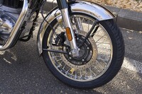 フロントに備わるφ300mmのブレーキディスク。安全にかかわるポイントだけに、ブレーキやサスペンションといった足まわりの装備はモダンで、いずれも十分な性能を有している。