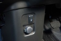 シートヒーターのスイッチはインストゥルメントパネルの下に用意される。運転席のヒーターは全車標準装備、助手席側は4WDモデルに標準装備となる。