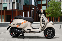 ベスパの上級スクーター「GTV」が新型に　液晶モニターを採用するなど装備を強化の画像