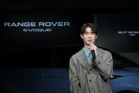 常に変化する都市である東京と、最新型「イヴォーク」の魅力を語る宮沢氷魚さん。運転は好きで、東京においては、その魅力を再発見できるエリアをドライブしたいという。